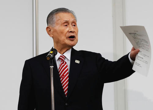 4日、記者会見を行った東京五輪・パラリンピック組織委員会の森喜朗会長（ロイター）