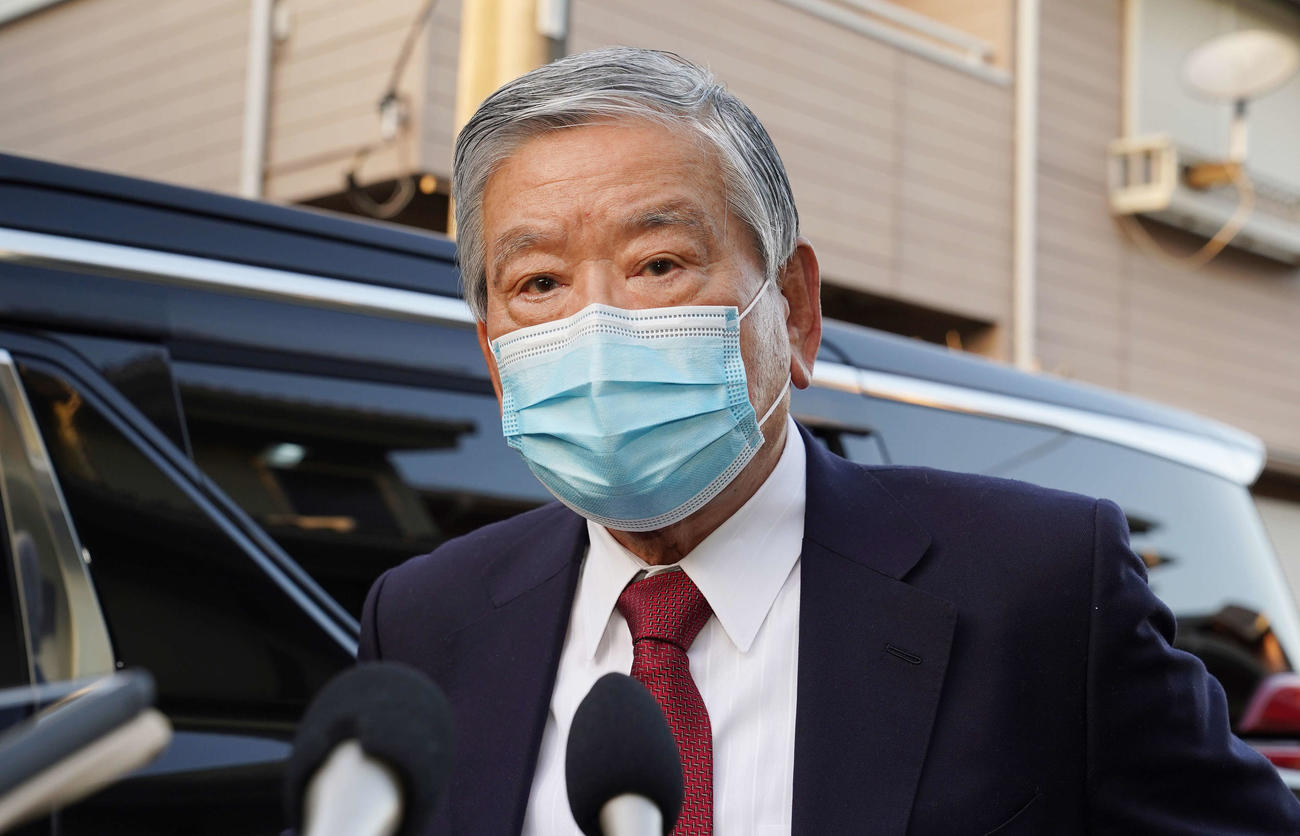 自宅前で取材に応じる川淵三郎氏（撮影・鈴木みどり）