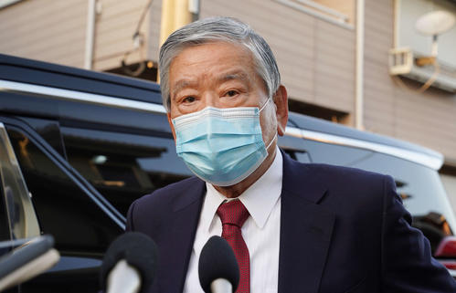 自宅前で取材に応じる川淵三郎氏（撮影・鈴木みどり）