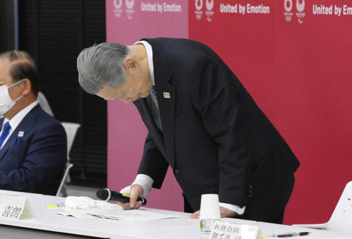 辞任を表明し一礼する森会長（中央）（代表撮影）