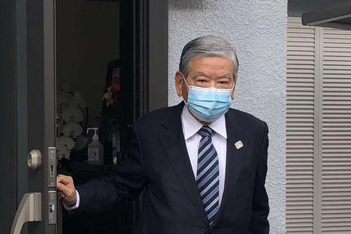 12日、自宅を出る川淵三郎氏（撮影・平山連）