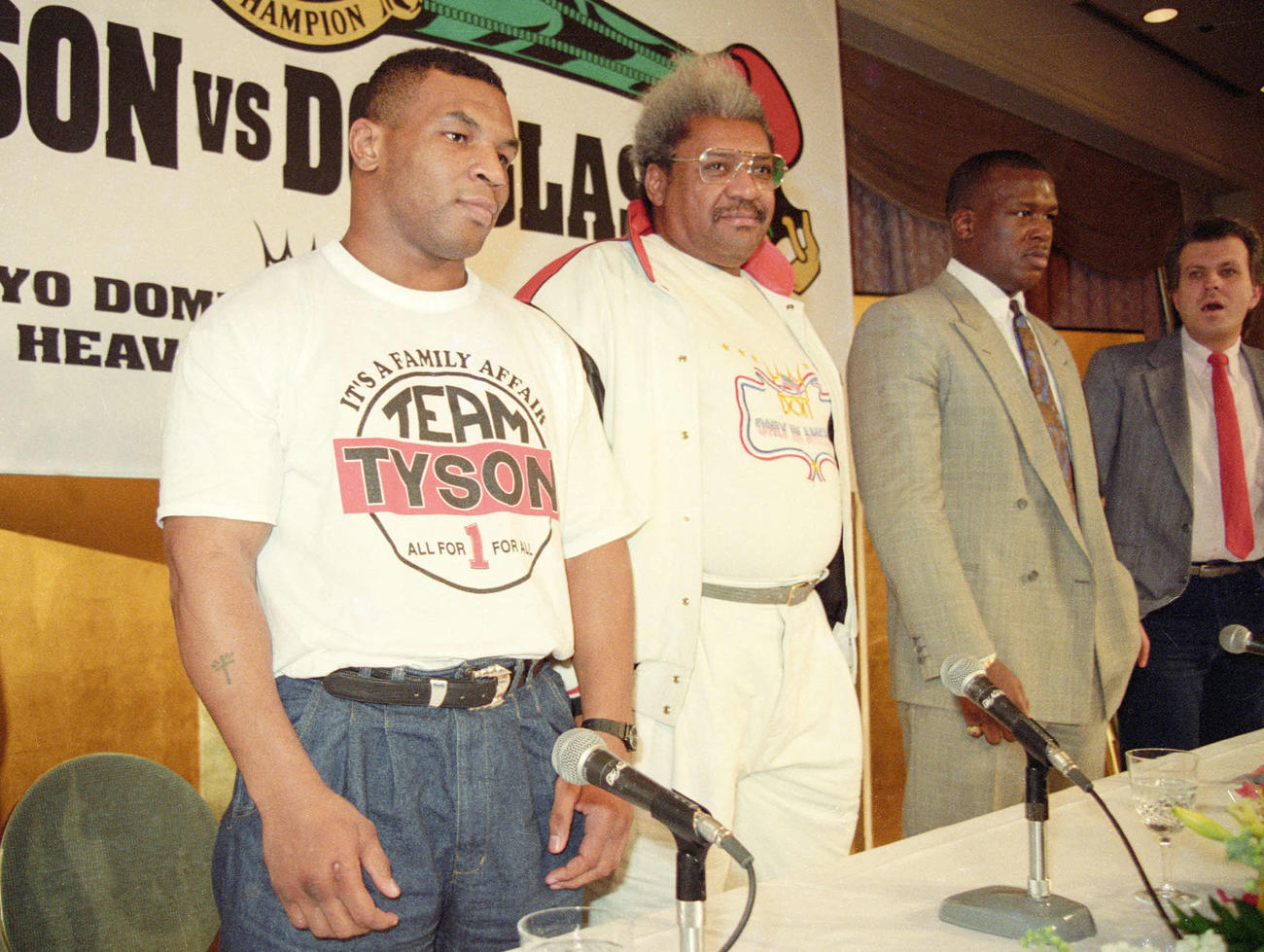 WBA・IBF・WBC世界ヘビー級タイトルマッチ合同記者会見で同席したマイク・タイソン（左）とジェームス・ダグラス（右から2人目）