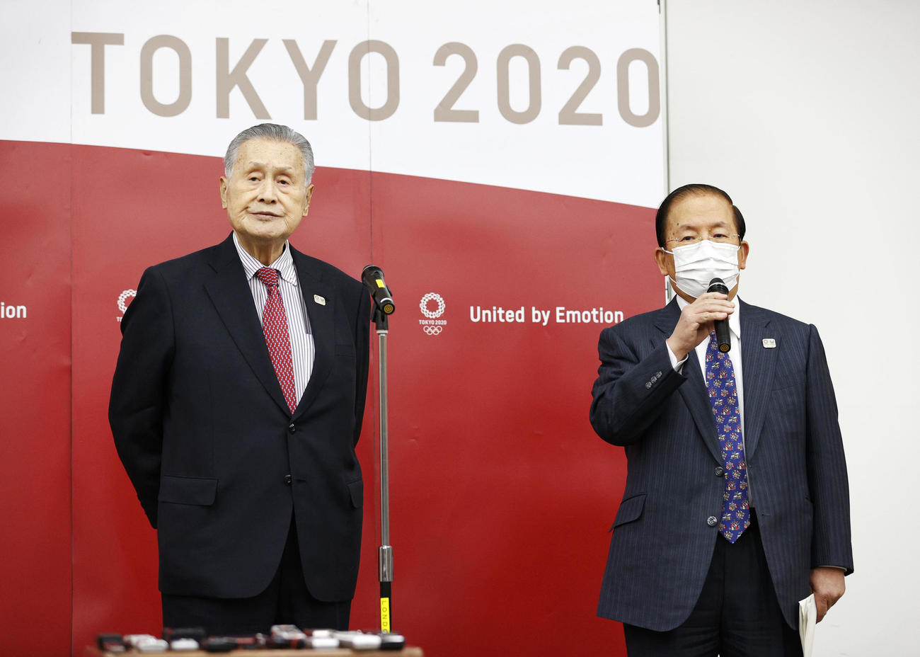 武藤事務総長（右）と森会長（代表撮影）