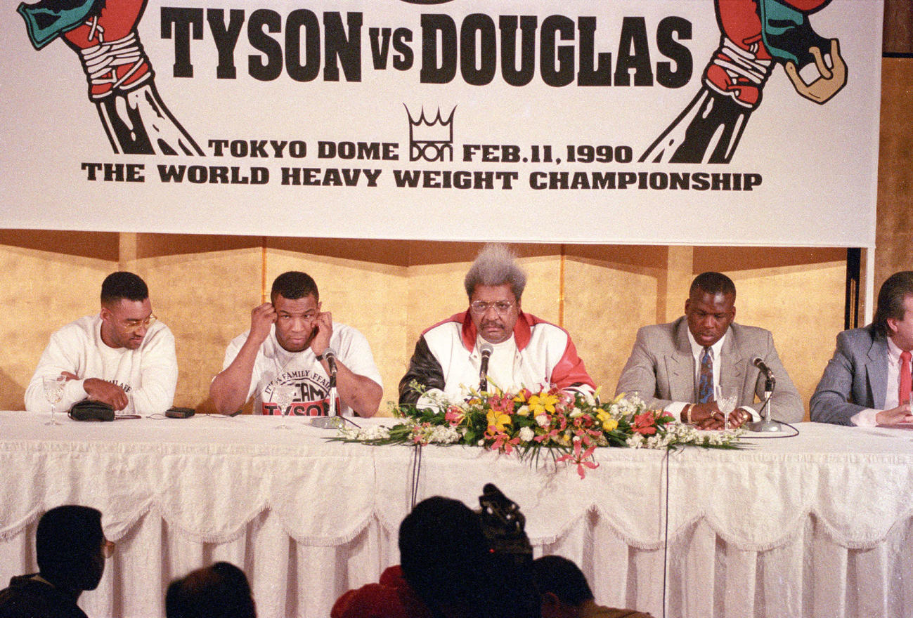 合同記者会見で同席したマイク・タイソン（左から2人目）とジェームス・ダグラス（右）（1990年2月8日）