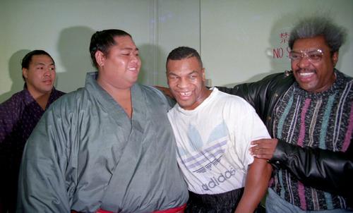 訪れた小錦八十吉（左から2人目）と笑顔を見せるマイク・タイソン。右はプロモーターのドン・キング氏（1990年1月27日）