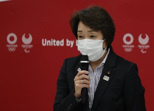 東京五輪・パラリンピック組織委の新会長として承認され、あいさつする橋本聖子氏（代表撮影）