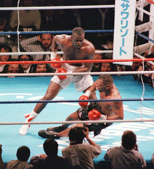 90年2月、WBA・IBF・WBC世界ヘビー級タイトルマッチの10回、タイソン（右）はダグラスの強烈パンチでダウンを喫しKO負けする