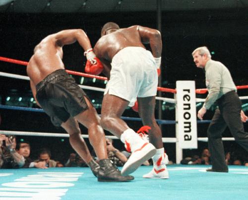 WBA・IBF・WBC世界ヘビー級タイトルマッチ　10回、マイク・タイソン（左）からダウンを奪うジェームス・ダグラス（1990年2月11日撮影）　