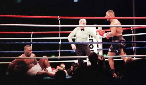 WBC・IBF・WBC世界ヘビー級タイトルマッチ　8回、ジャームス・ダグラス（左）からダウンを奪うマイク・タイソン（1990年2月11日撮影）