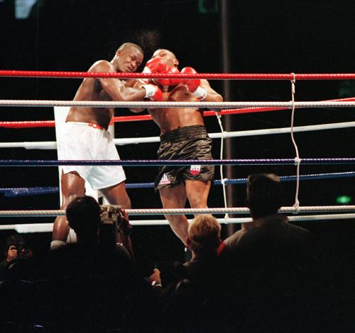 WBC・IBF・WBC世界ヘビー級タイトルマッチ　8回、ジェームス・ダグラス（左）に右アッパーを浴びせダウンを奪うマイク・タイソン（1990年02月11日撮影）