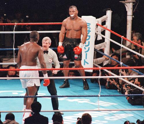 WBA・IBF・WBC世界ヘビー級タイトルマッチ　マイク・タイソン対ジェームス・ダグラス　8回、ジェームス・ダグラス（左）からダウンを奪いコーナーでふてぶてしい表情で見つめるマイク・タイソン（1990年2月11日撮影）