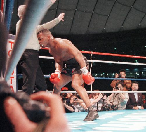 WBA・IBF・WBC世界ヘビー級タイトルマッチ　10回、ダグラスからダウンを奪われKO負けしたマイク・タイソンはダメージからレフェリー（左）に寄りかかる（1990年2月11日撮影）