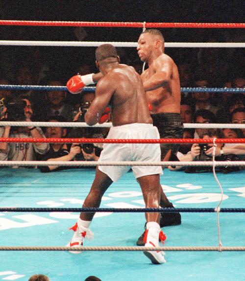 WBA・IBF・WBC世界ヘビー級タイトルマッチ　マイク・タイソン対ジェームス・ダグラス　10回、ジャームス・ダグラス（手前）の右フックを浴びバランスを崩すマイク・タイソン（1990年2月11日撮影）