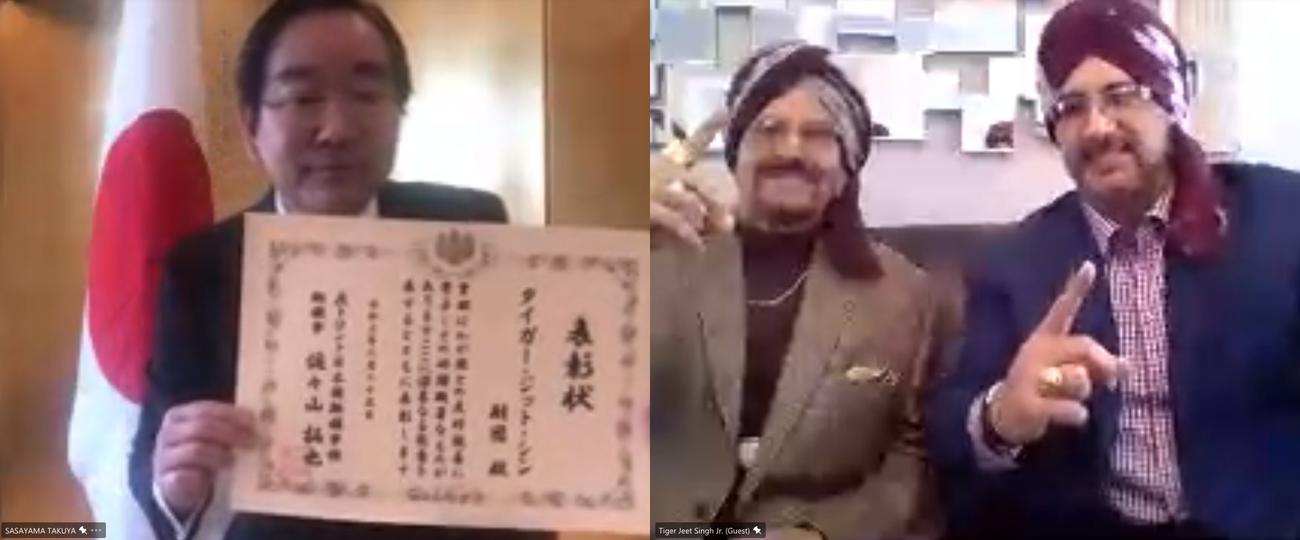 佐々山・駐トロント総領事（左）から表彰状を受け取るタイガー・ジェット・シン氏（中央）と息子のジュニア氏（駐トロント総領事館公式ツイッターより）