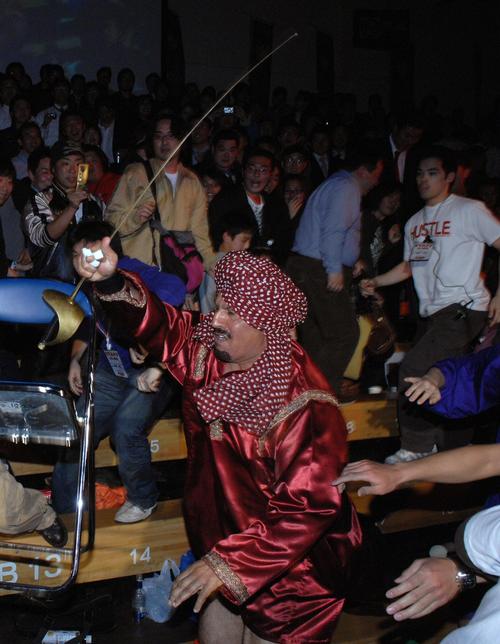 後楽園大会　サーベルを手に場外で暴れまくるタイガー・ジェット・シン（2007年4月19日撮影）