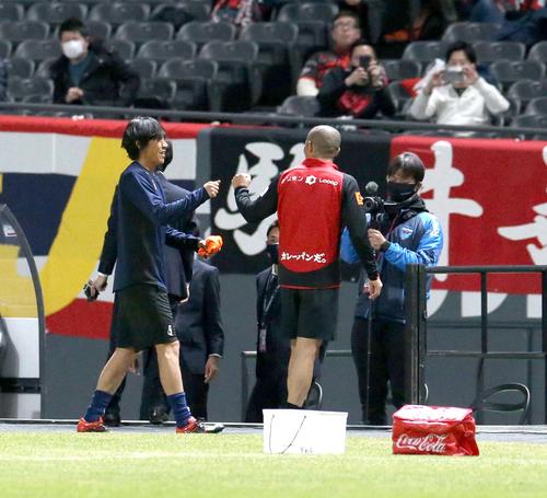 試合前、グータッチを交わす横浜FCのMF中村（左）と札幌MF小野（撮影・佐藤翔太）