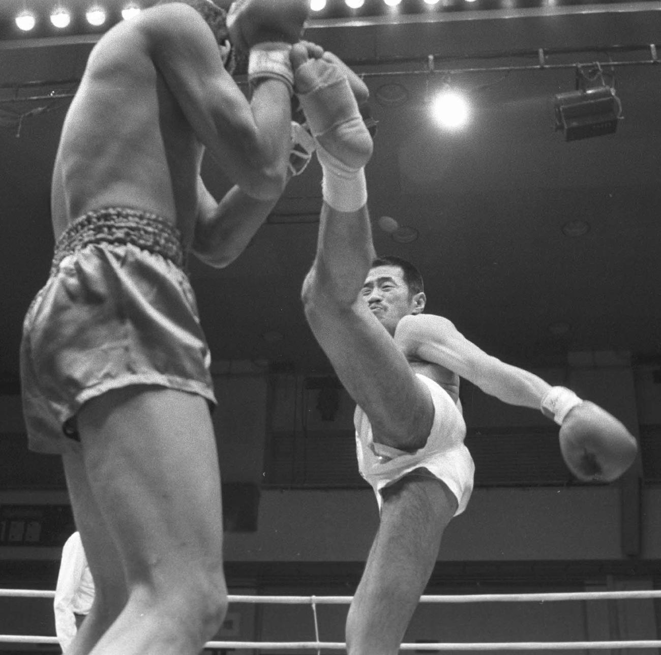 沢村忠氏（右）は「キックの鬼」と呼ばれ国内では連戦連勝、キックボクシングが大ブームになった（1969年1月4日撮影）