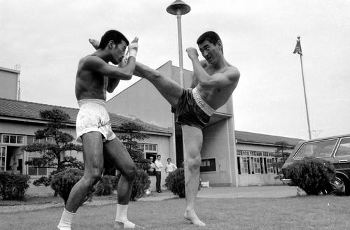 キックボクサー沢村忠（左）の指導でキックボクシングの訓練を受ける高倉健（1968年9月撮影）