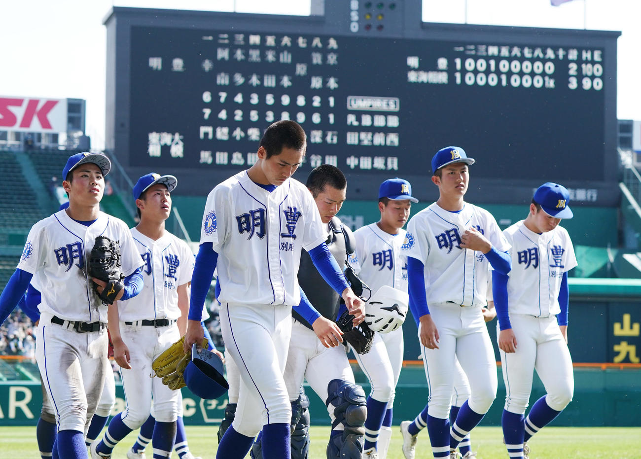 サヨナラで東海大相模に敗れ、肩を落とす京本真（左から3人目）ら明豊ナイン（2021年4月1日撮影）