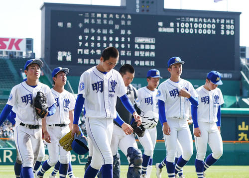 サヨナラで東海大相模に敗れ、肩を落とす京本真（左から3人目）ら明豊ナイン（2021年4月1日撮影）