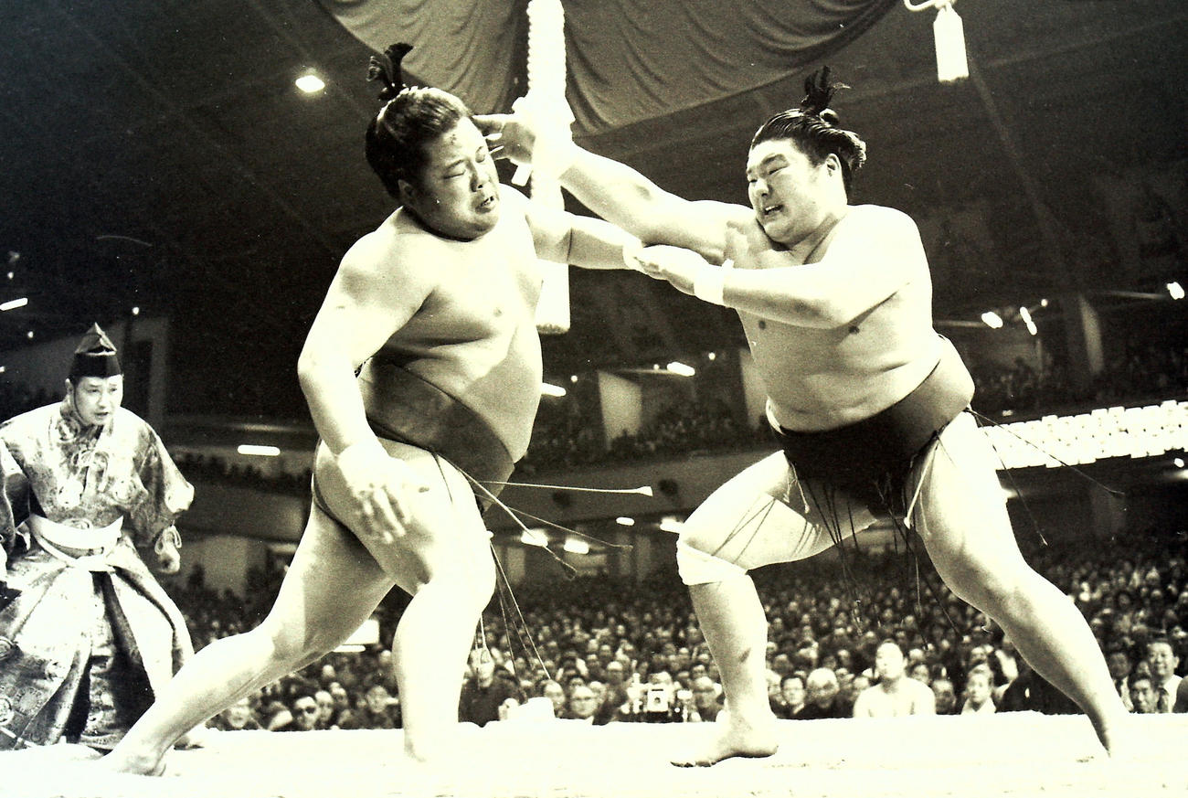 76年1月、初場所で富士桜（左）と対戦する麒麟児