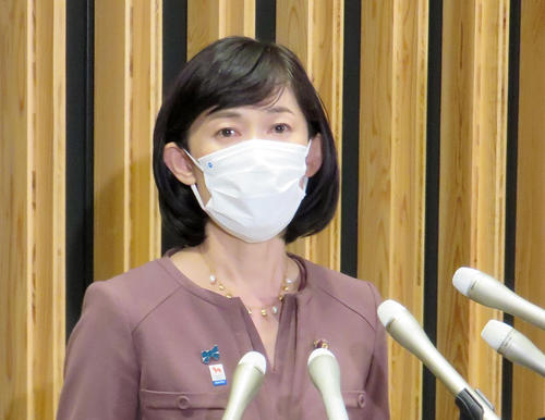 米ファイザー社からの東京五輪・パラリンピック出場選手、監督、コーチへのワクチン無料提供決定を発表した丸川五輪相（撮影・鎌田直秀）