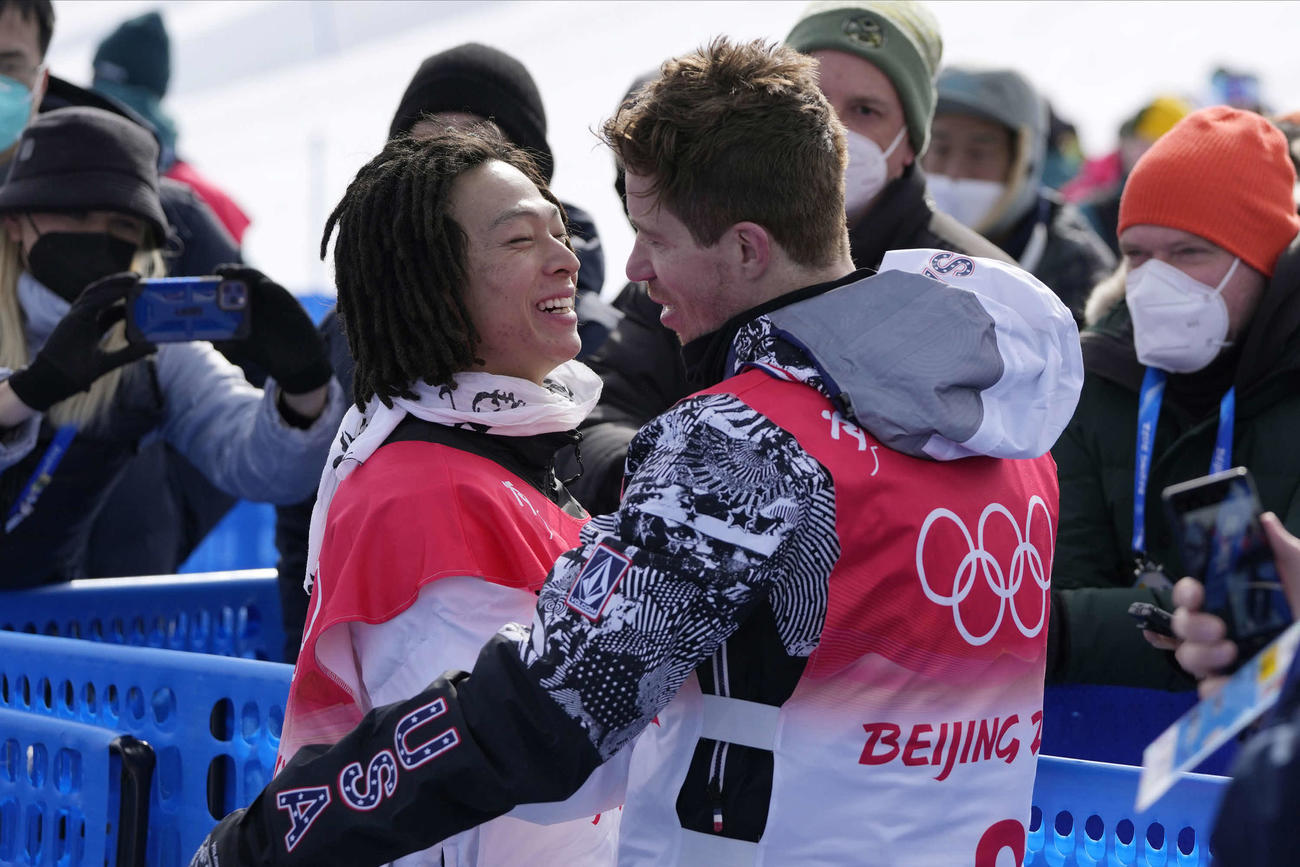 男子ハーフパイプの競技を終え、ショーン・ホワイト（右）と笑顔で話す平野歩（AP）