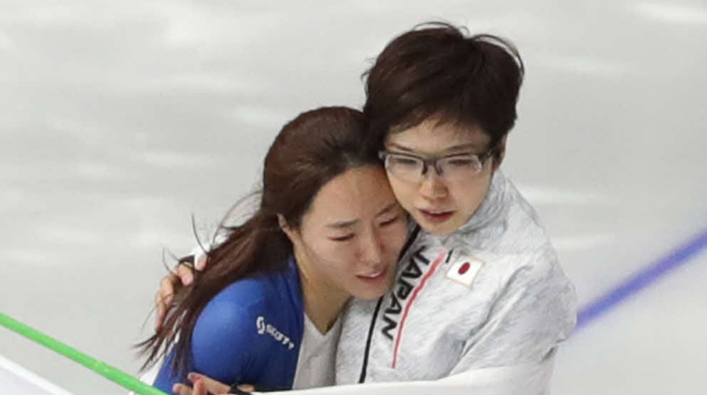 平昌五輪2018年2月18日　優勝した小平奈緒（右）は2位の李相花と健闘をたたえ合い抱き合う