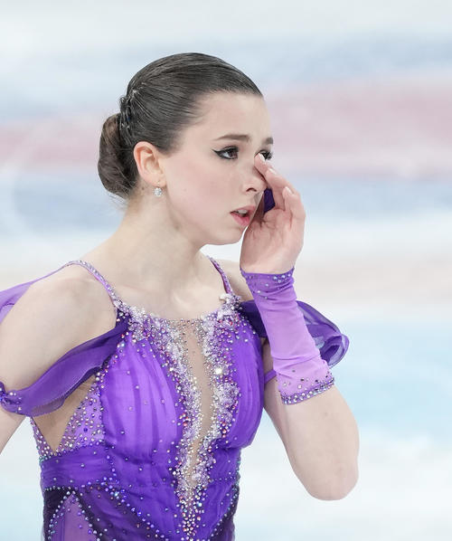女子SPの演技を終えて涙ぐむワリエワ（2022年2月15日撮影）