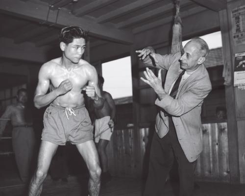 アルビン・カーン博士(右)の科学トレーニングを受ける白井義男(50年5月19日撮影)