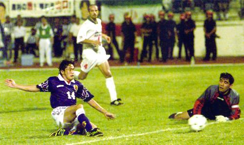 日本対イラン　岡野雅行（左）がゴールデンゴールをきめ日本代表はW杯出場を決めた（1997年11月16日）