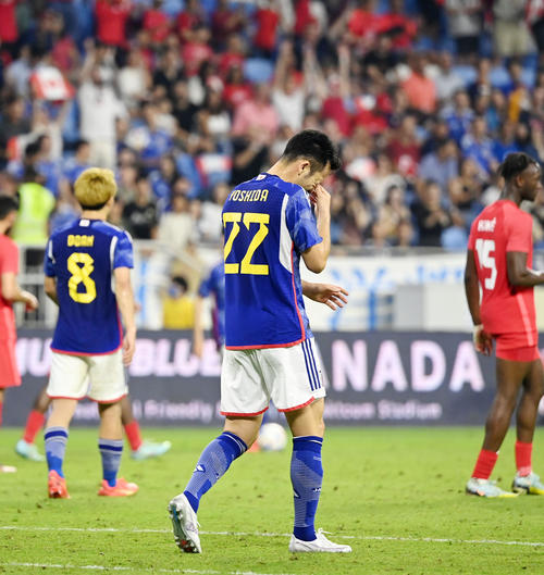 日本対カナダ　カナダに敗れ肩を落とす吉田（撮影・横山健太）