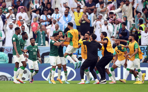 逆転ゴールに喜ぶサウジアラビアの選手たち（ロイター）