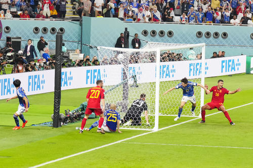 日本対スペイン　後半、三笘（左端）の折り返したボールを押し込み、勝ち越しのゴールを決めた田中（右から2人目）（撮影・江口和貴）