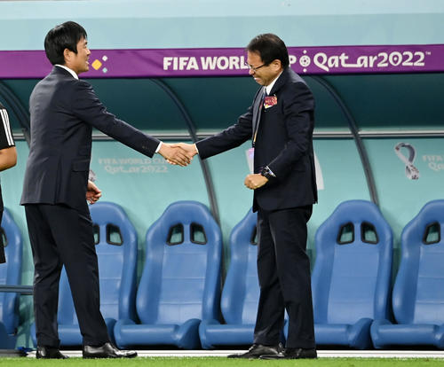 日本対クロアチア　試合後、握手を交わす森保監督（左）と反町技術委員長（撮影・横山健太）