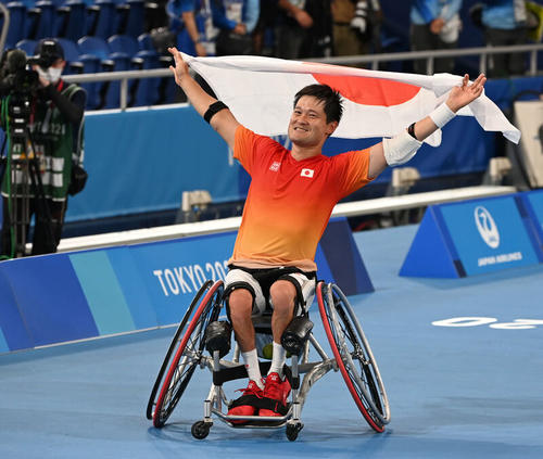 東京2020パラリンピック　車いすテニス男子シングルス決勝　国枝慎吾対トム・エフベリンク　優勝を決めた国枝慎吾は日の丸を掲げて喜びを表す（2021年9月4日）