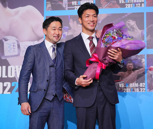引退会見で山中氏（左）から花束を贈られ写真に納まる村田（撮影・垰建太）