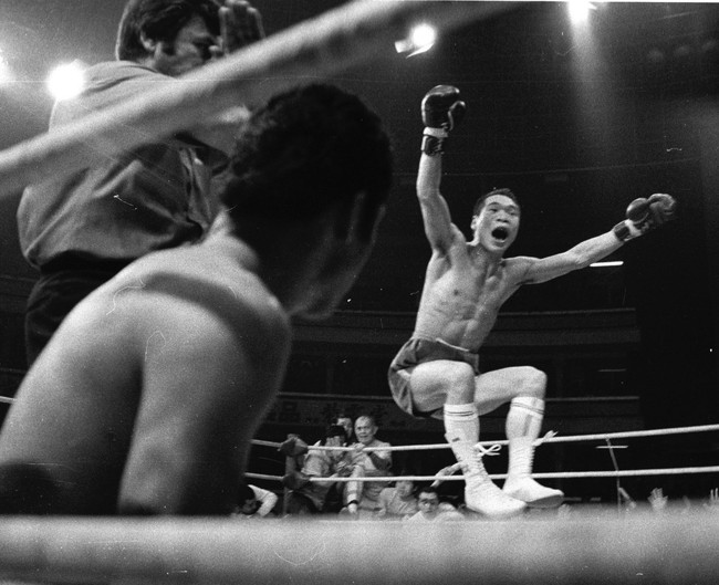 世界ライト級タイトルマッチ　ガッツ石松（右）はロドルフォ・ゴンザレスにKO勝ちしジャンプする(1974年4月11日)