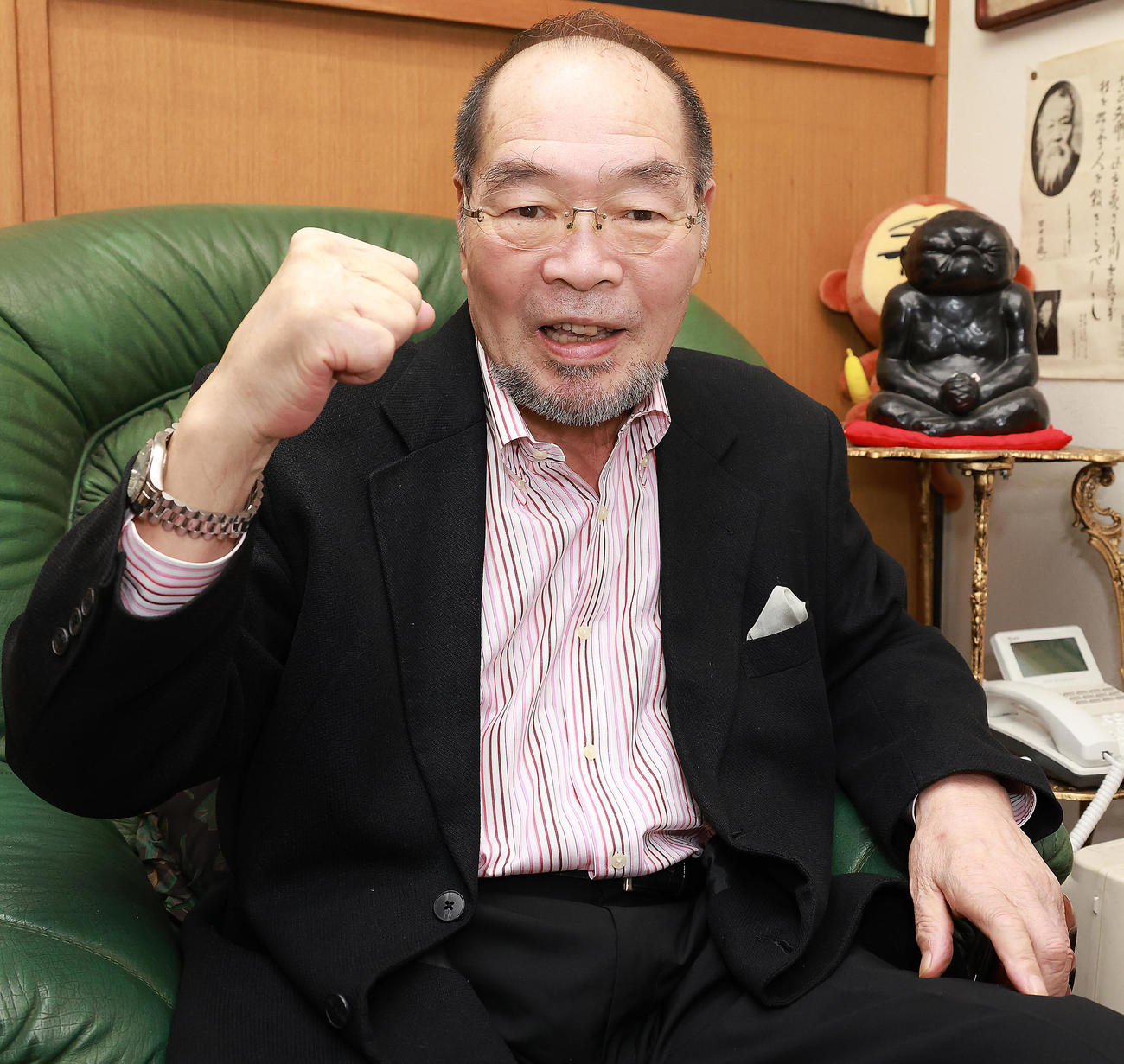21年7月、インタビューでガッツポーズを披露するガッツ石松氏