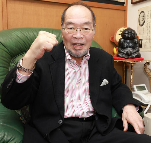 21年7月、インタビューでガッツポーズを披露するガッツ石松氏