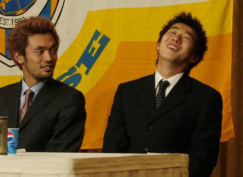 W杯韓国・日本大会　日本代表メンバー発表　日本代表に選ばれた市川大祐（右）はほっとした表情を見せる。左は戸田和幸（2002年5月撮影）　