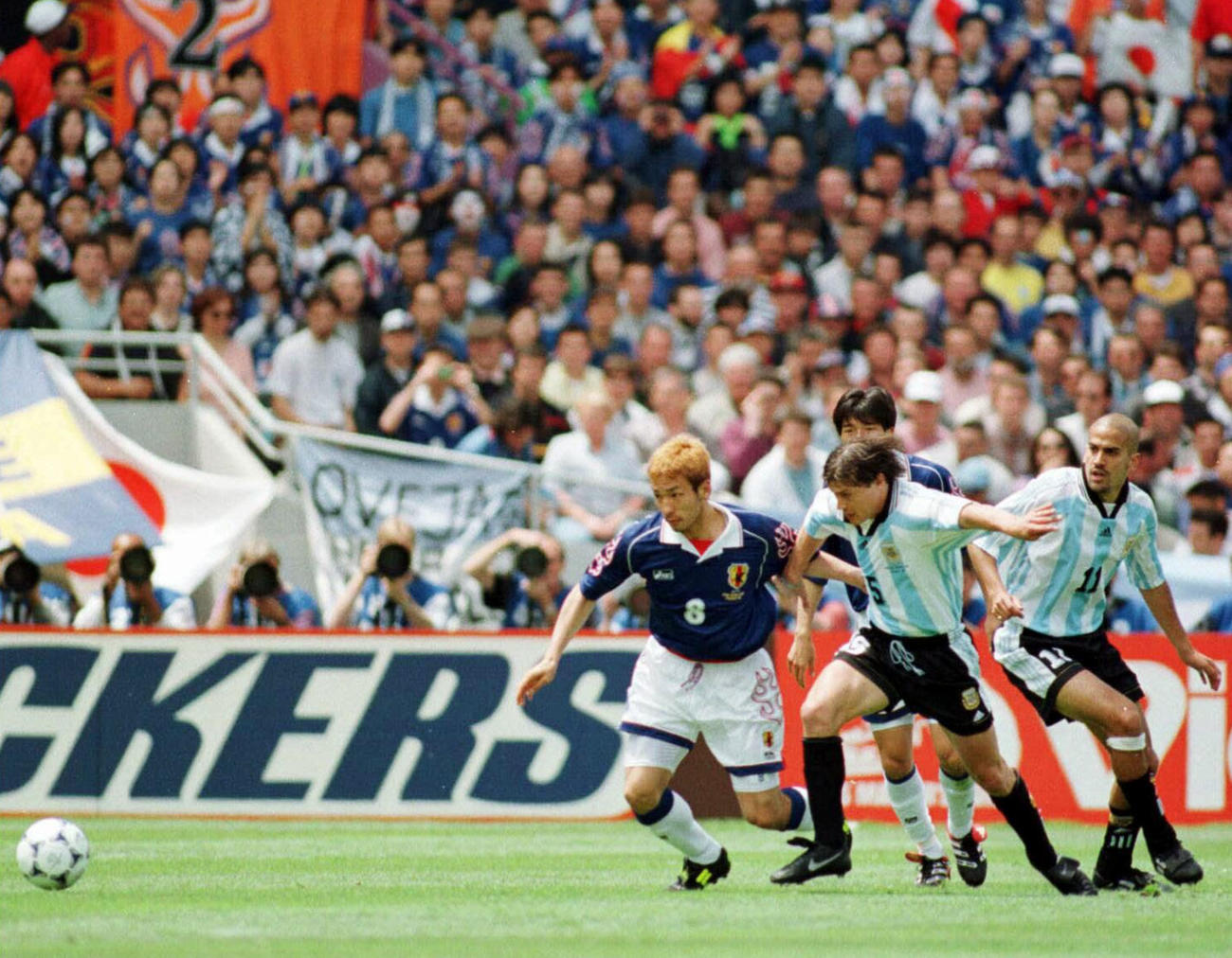 1998年6月14日　W杯フランス大会　日本対アルゼンチン　競り合う日本MF中田英寿（左）とアルゼンチンMFアルメイダ