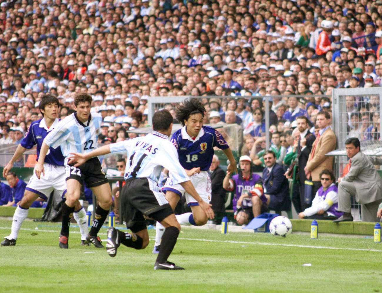 1998年6月14日　W杯フランス大会　日本対アルゼンチン　ドリブルする日本FW城彰二