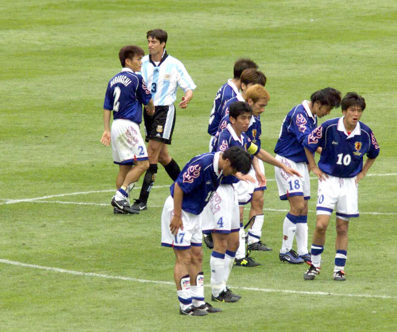 1998年6月14日　W杯フランス大会　日本対アルゼンチン　敗れた日本代表イレブン　手前左から秋田豊、井原正巳、中田英寿、城彰二、名波浩。奥中央からは名良橋晃、アルゼンチンDFチャモ