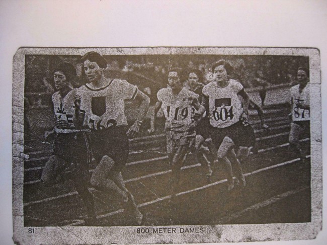 アムステルダム五輪女子800 メートルのスタート直後。写真左端が人見絹枝さん（2004年撮影）
