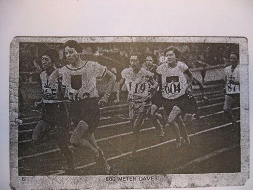 アムステルダム五輪女子800 メートルのスタート直後。写真左端が人見絹枝さん(2004年撮影)