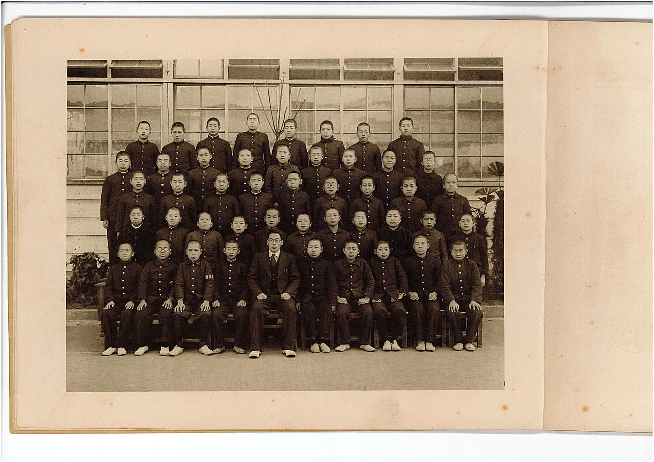 第一荒川高等小学校の1938（昭13）年の卒業アルバムより男10組の写真。最後列の左から3人目が後のプロボクシング世界フライ級王者の白井義男