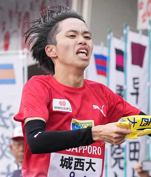 2024年1月3日　小田原中継所に到着した城西大6区久保出雄太