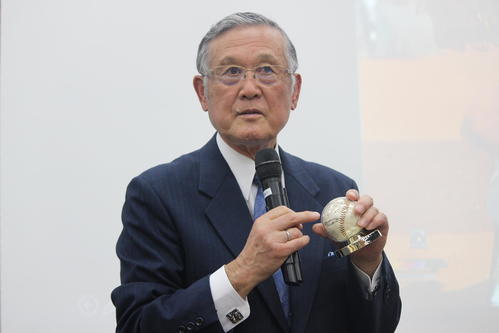 65年9月20日のレッズ戦で6回から投げて4回1安打4奪三振でセーブした試合の記念ボールを手に説明する村上雅則氏。日本スポーツ学会大賞の授賞式で（撮影・首藤正徳）