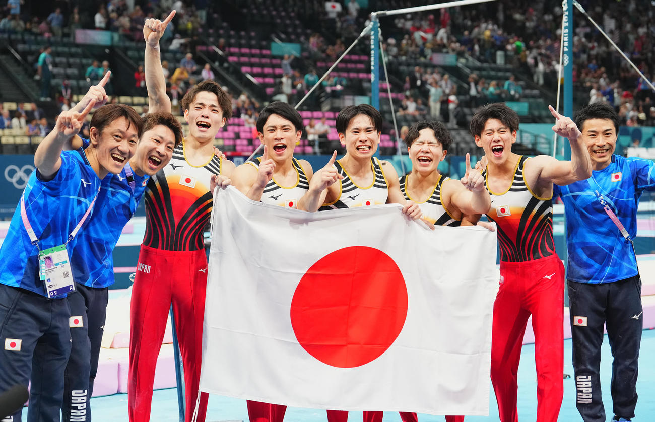 体操男子団体決勝、金メダルを獲得し喜びを爆発させる日本の選手、関係者たち（撮影・垰建太）
